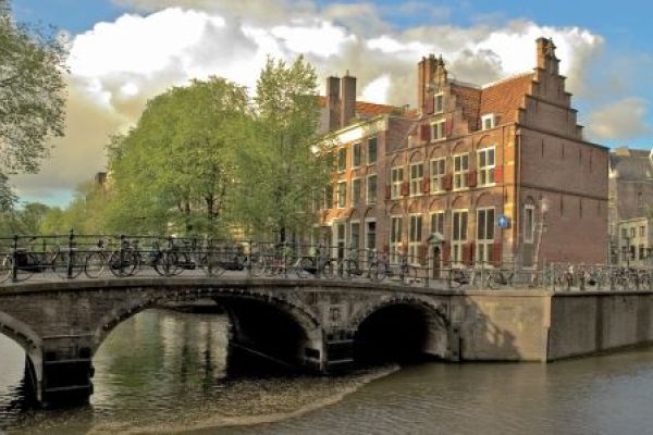 Dit grachtenpand is een stop op de wandelroute door het oudste gedeelte van Amsterdam.