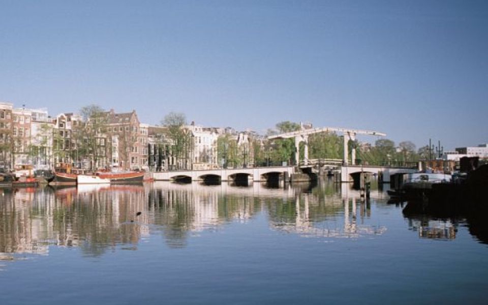 Walking route along the canal and Amstel in Amsterdam