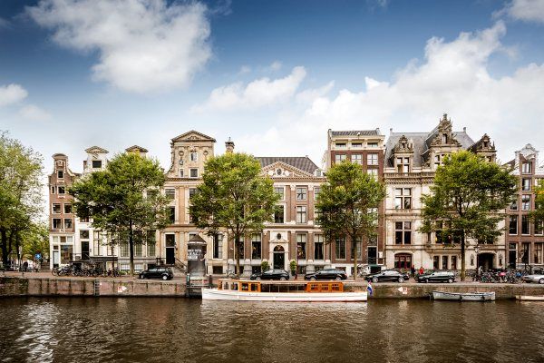City walk along the famous Amsterdam ring of canals. Walk through 400 years of history.