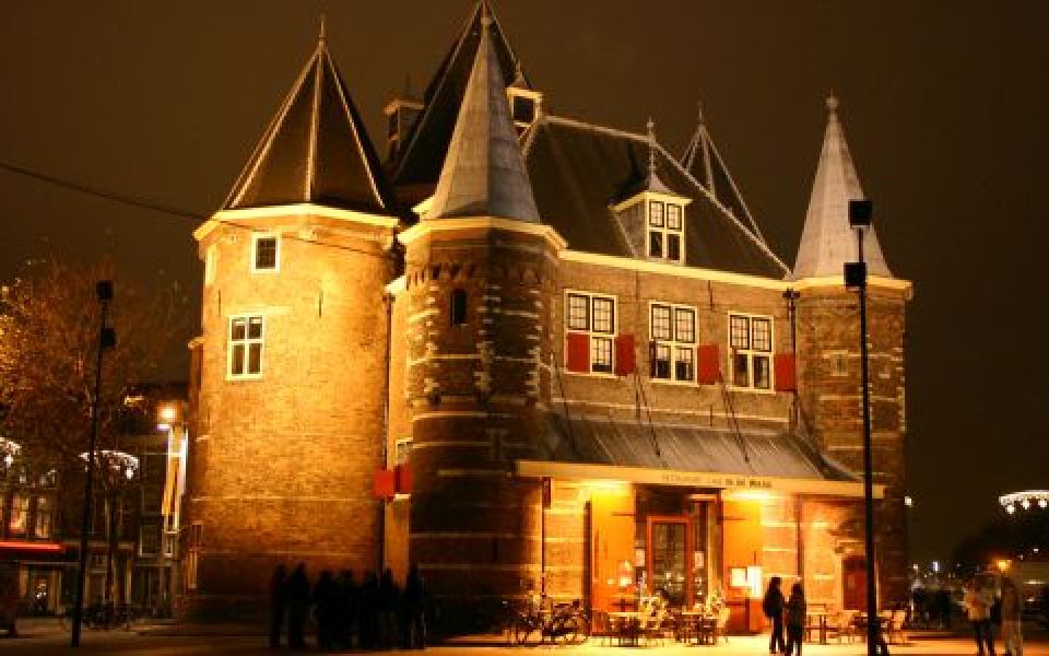 Waag Amsterdam in de avond