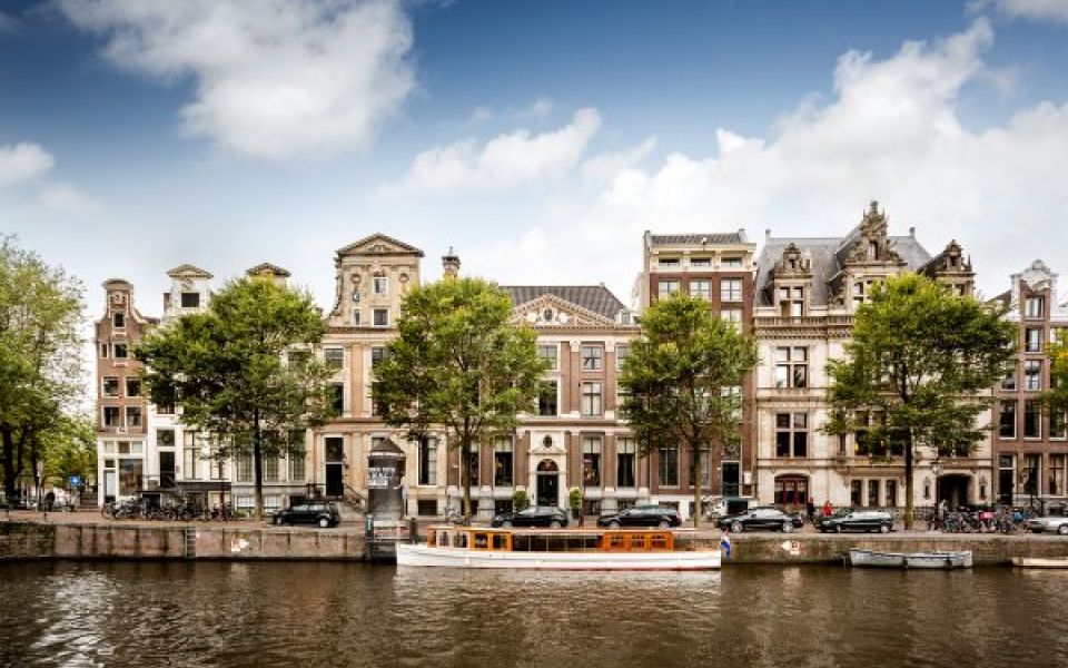 De gevel van het Grachtenmuseum Amsterdam